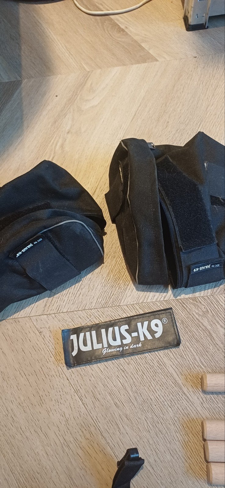 Julius K9 zijtassen voor tuig, Ophalen