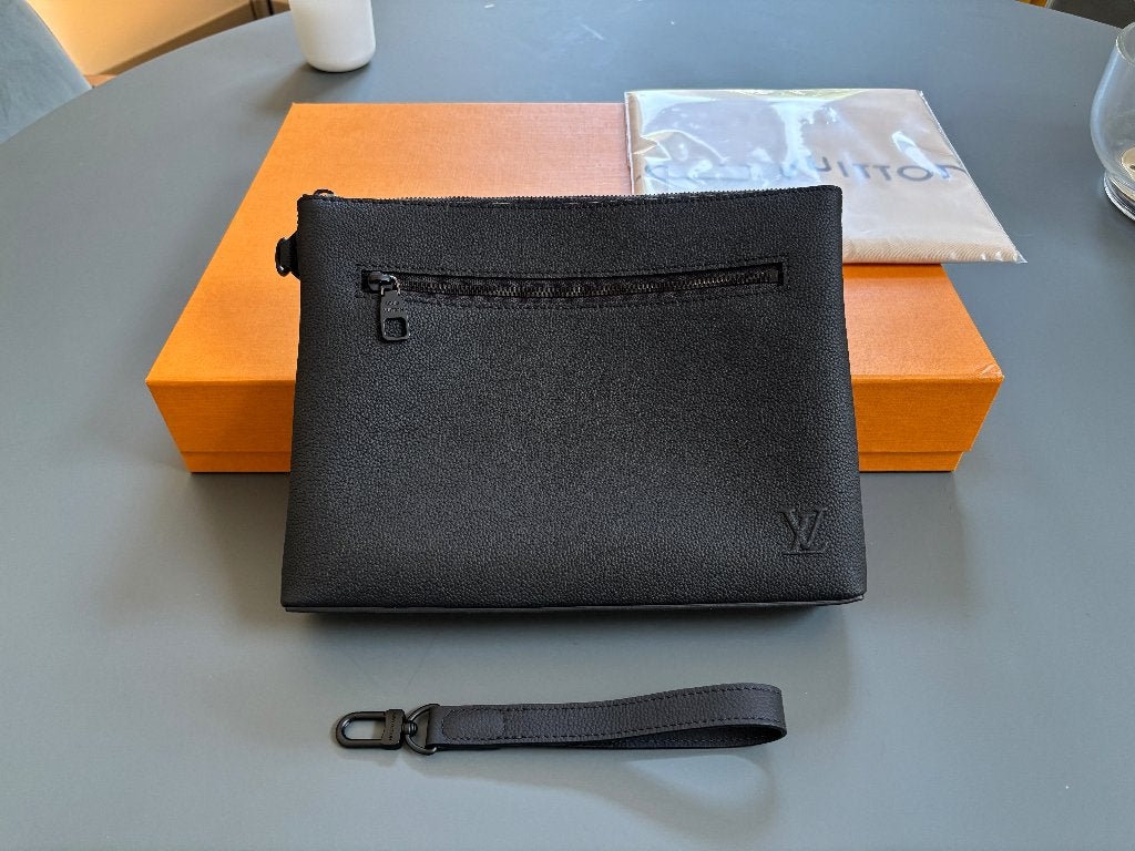 Louis Vuitton Takeoff Pouch Aerogram Zwart Leder Nieuw, Ophalen of Verzenden, Nieuw, Zwart, Overige typen