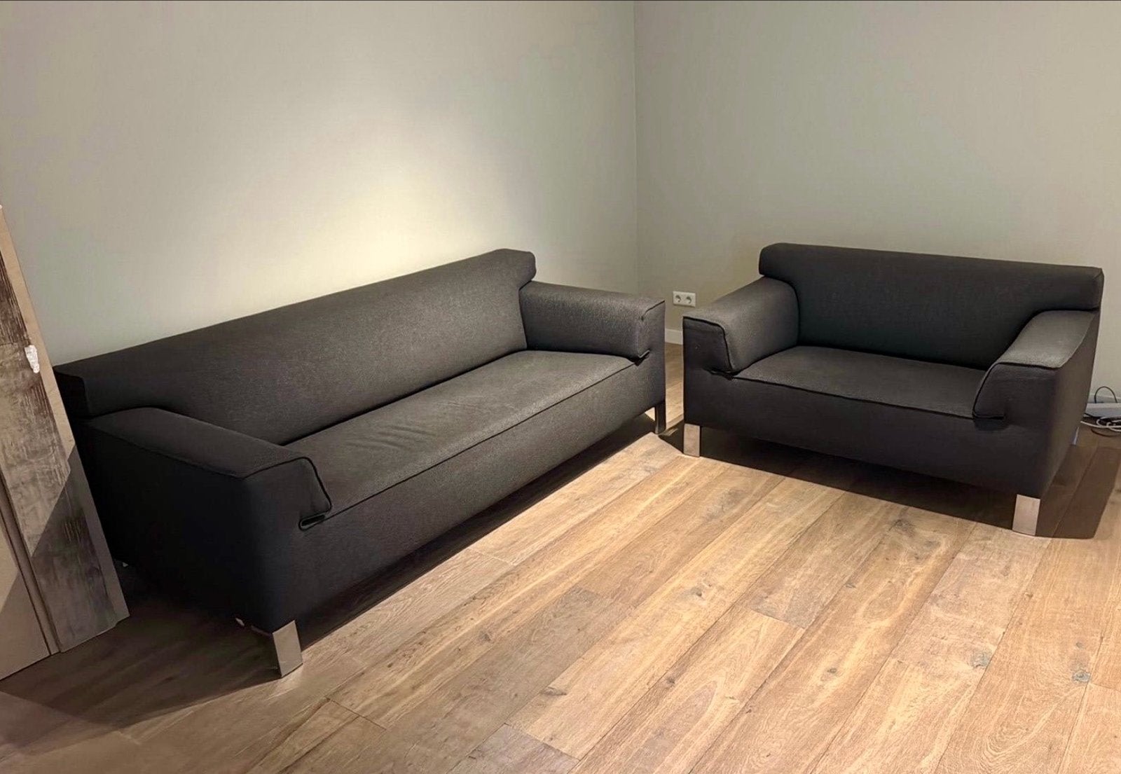 Pode Edit banken (3-zits & Loveseat) – Antracietgrijs – Zgan, Ophalen, Driepersoons, 75 tot 100 cm, Zo goed als nieuw