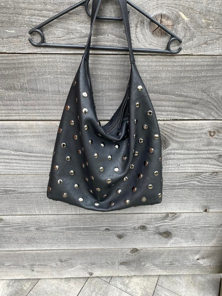 Zwarte schoudertas met studs, Ophalen of Verzenden, Gebruikt, Zwart, Schoudertasje