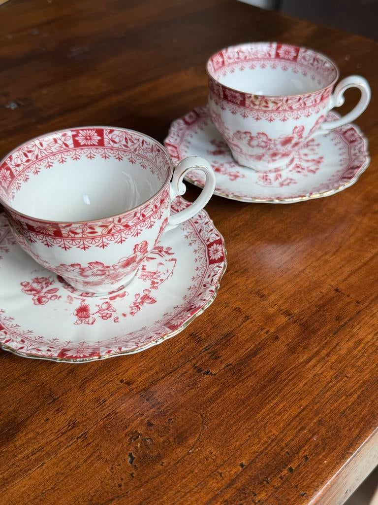 2 Antieke kop en schotels, rood-wit decor, Ophalen of Verzenden