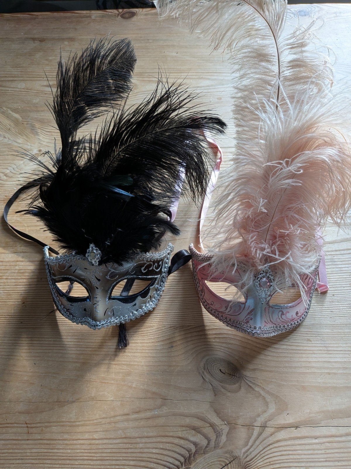 Venetiaanse maskers met veren - perfect voor elk feest!, Ophalen of Verzenden, Zo goed als nieuw, Feestartikel, Carnaval