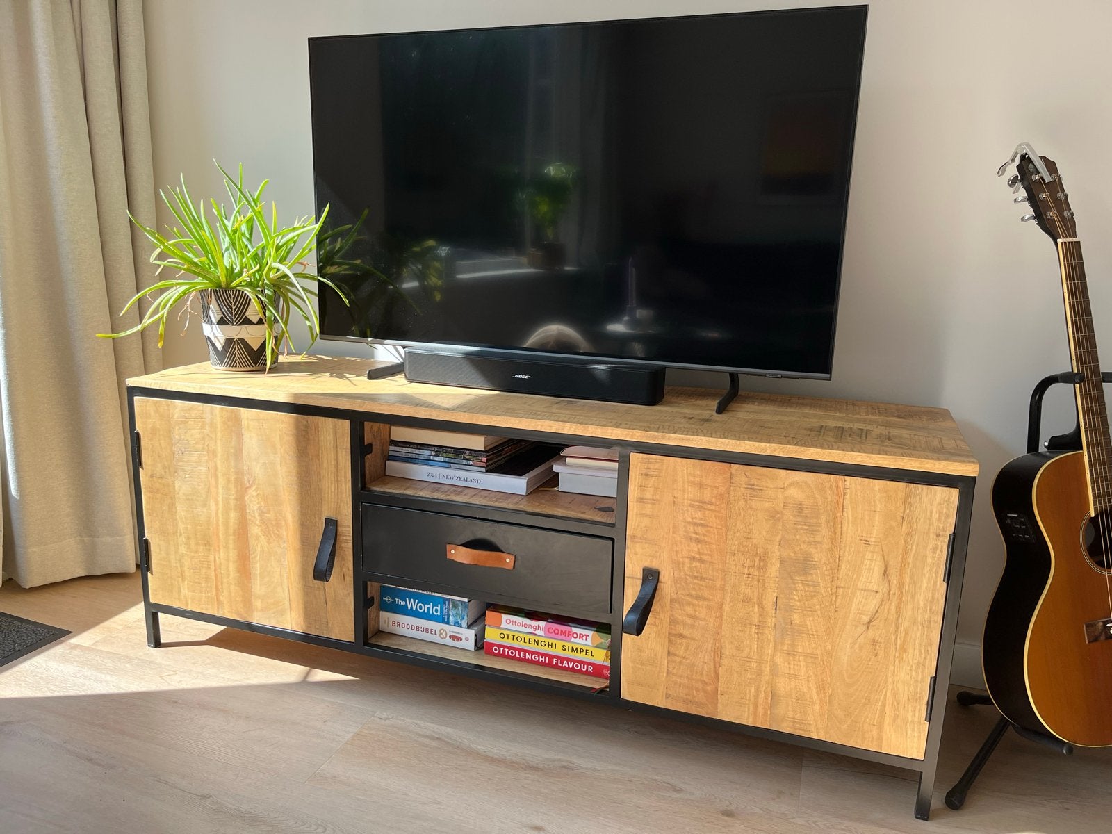 Mangohouten TV-meubel 160cm, Huis en Inrichting, Kasten | Televisiemeubels, Ophalen, Gebruikt, 150 tot 200 cm, Minder dan 100 cm