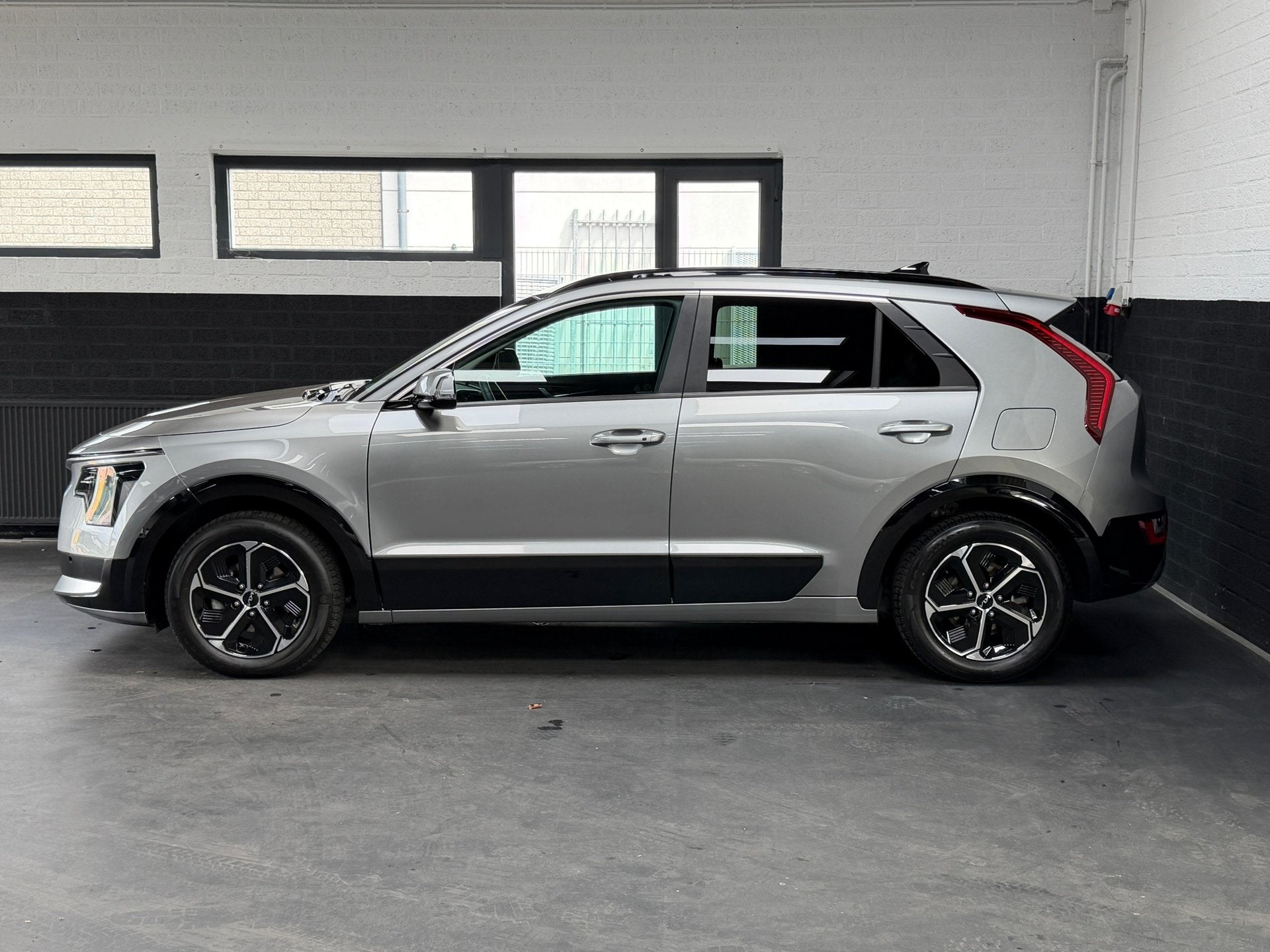 Kia Niro 1.6 GDi Hybrid DynamicLine | Widescreen | camera |, Auto's, Kia, 1374 kg, Gebruikt, Zwart, Leder en Stof