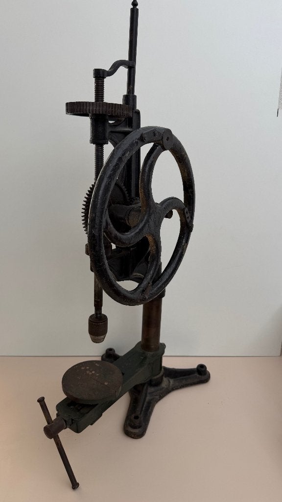 Antieke handaangedreven kolomboormachine – gietijzer, Ophalen
