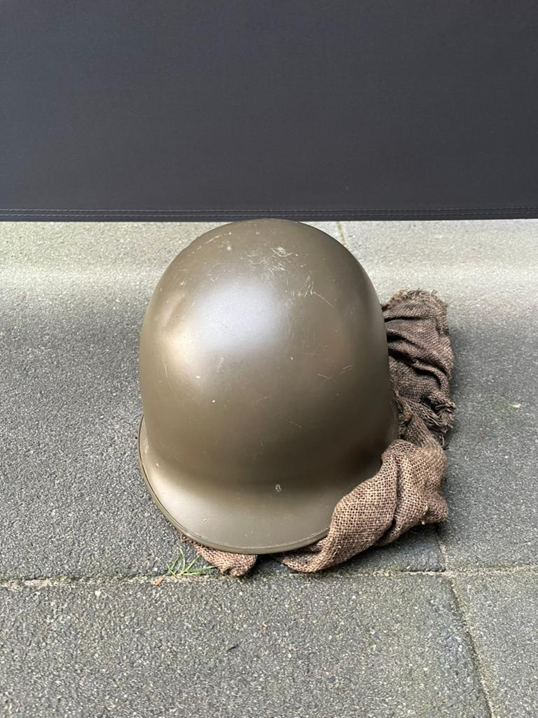 Originele NL legerhelm. Met binnenhelm en camouflage net., Ophalen of Verzenden, Landmacht, Nederland