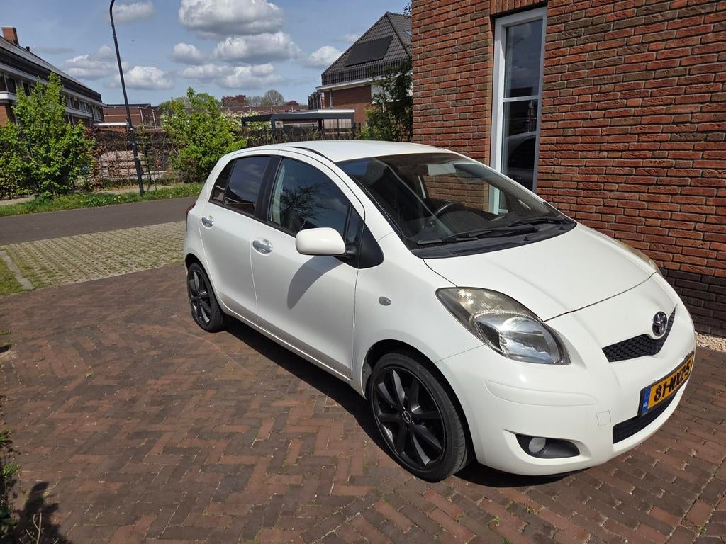 Toyota Yaris 1.3 16V Vvt-i 5DR 2011 Wit, Voorwielaandrijving, 1025 kg, 40 €/maand, 4 cilinders