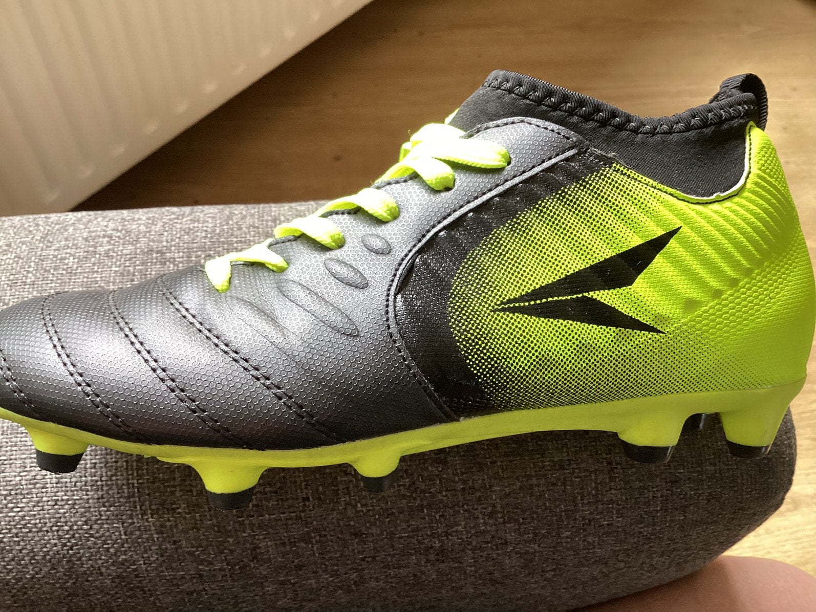 Te koop coole fluoriserend geel/zwarte noppenschoenen mt 39, Ophalen of Verzenden, Zo goed als nieuw, Maat 38/40 (M), Geel