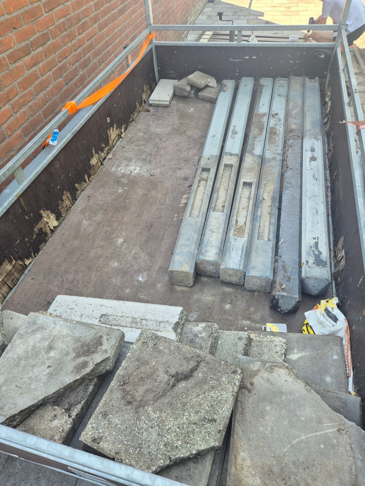 rest partij tegels en betonpalen gratis ophalen, Ophalen, Gebruikt, Beton, Overige typen
