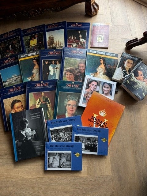 boeken over koningshuis, Verzamelen, Ophalen, Zo goed als nieuw, Nederland, Tijdschrift of Boek