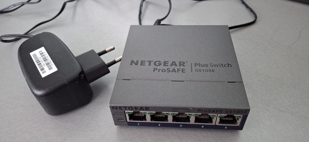Netgear ProSafe Plus Switch GS105E, Computers en Software, Netwerk switches, Ophalen of Verzenden, Zo goed als nieuw