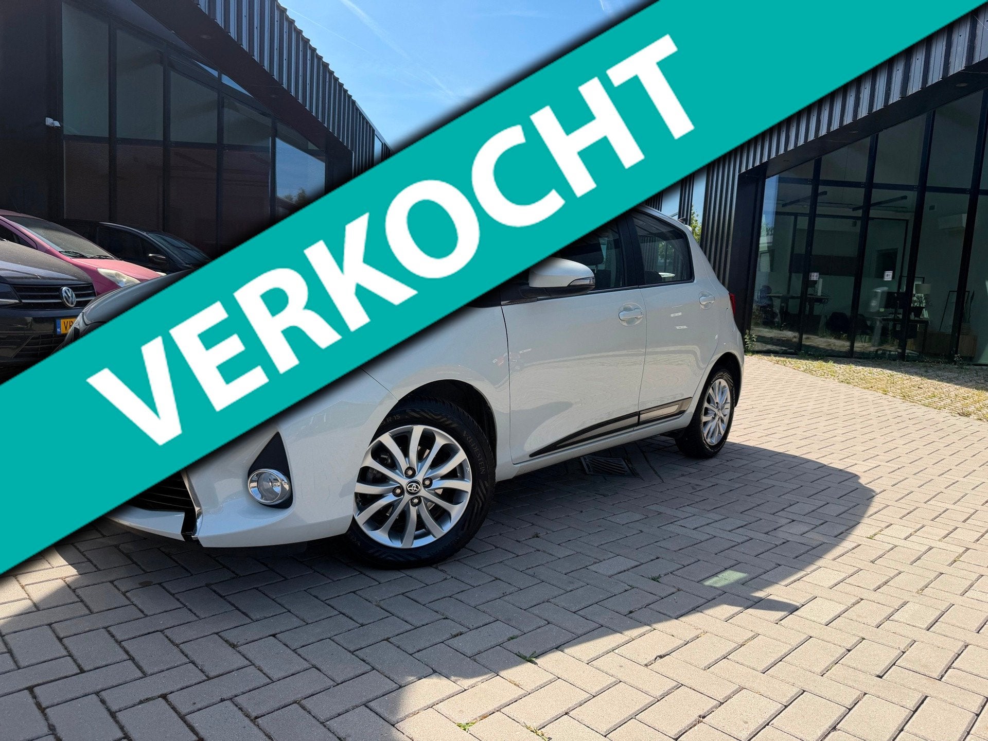Toyota Yaris 1.3 VVT-i Lounge Clima Cruise Camera Weinig KMs, Auto's, Toyota, Euro 5, Stof, Zwart, 4 cilinders
