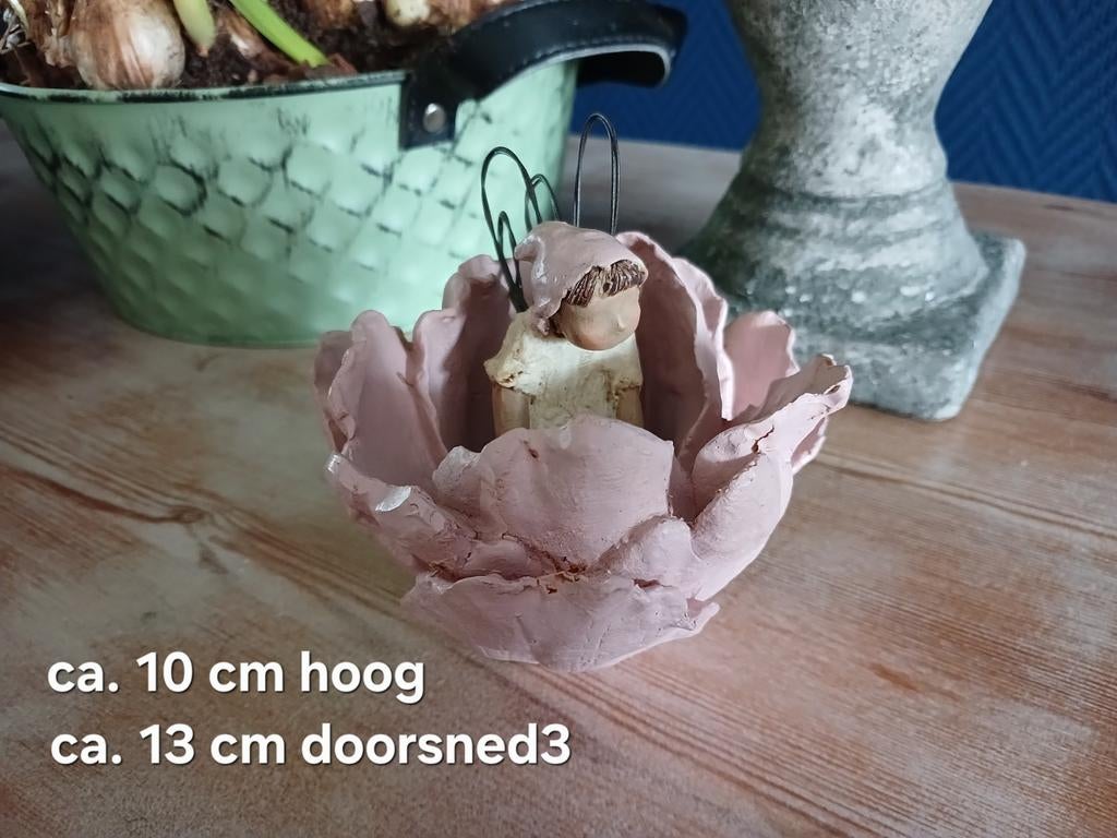 Beeldje engel in bloem, Ophalen of Verzenden