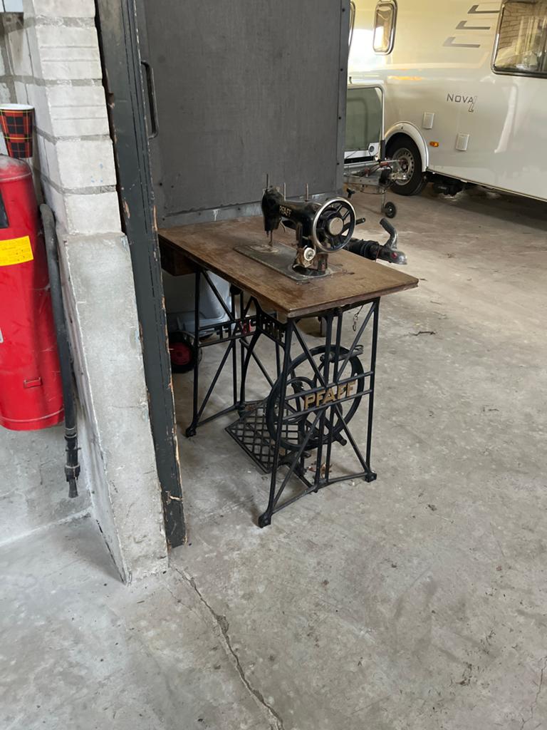 Antieke PFAFF Naaimachine met Tafel - Model 31, Ophalen of Verzenden