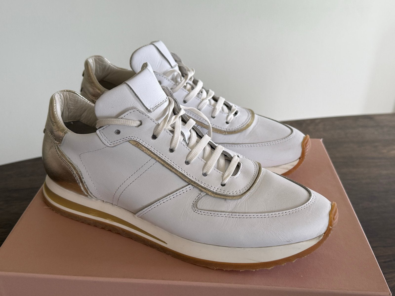 Notre V Witte sneakers mt 40 met gouden accenten, Ophalen of Verzenden, Zo goed als nieuw, Wit, Sneakers of Gympen