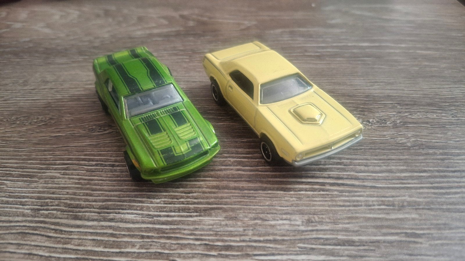 1:62 Matchbox '67 Ford Mustang GT & '70 Plymouth Cuda, Hobby en Vrije tijd, Ophalen of Verzenden, Zo goed als nieuw, Auto, Matchbox