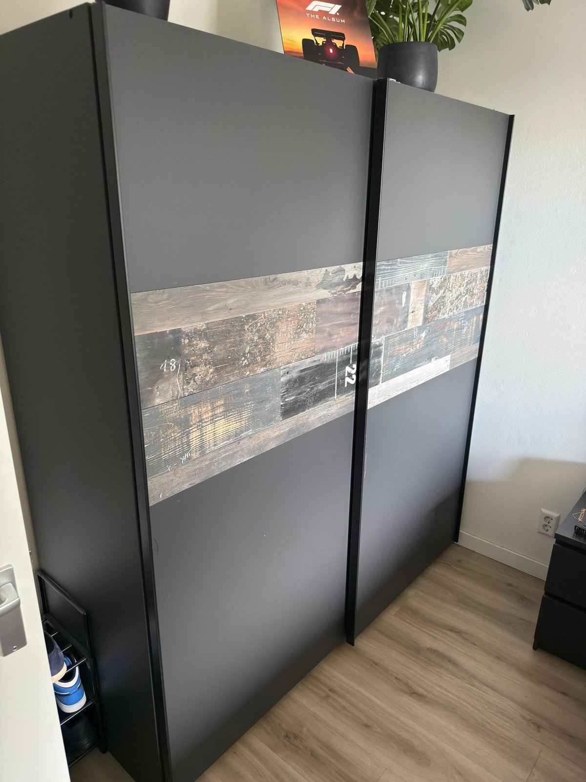 Schuifdeurkast antraciet met industriële houtlook, Huizen en Kamers, Kamers te huur