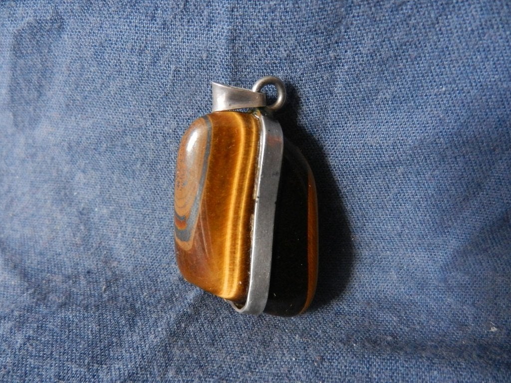 Gepolijste goudsteen hanger in zilveren vatting, h. 3,8 cm., Nieuw, Ophalen of Verzenden, Met edelsteen, Goud