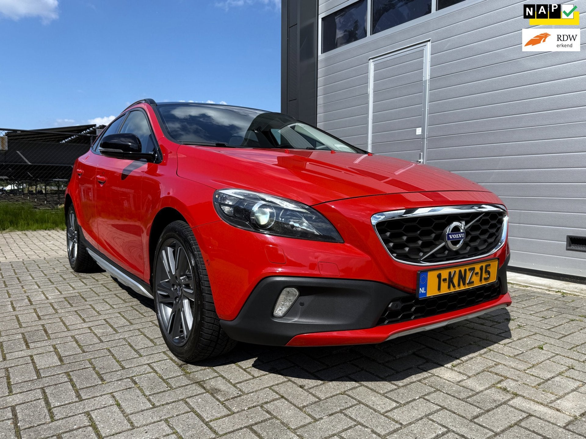 Volvo V40 Cross Country 1.6 D2 Summum - Pano - Navigatie - L, Voorwielaandrijving, Bi-Xenon koplampen, Gebruikt, 4 cilinders