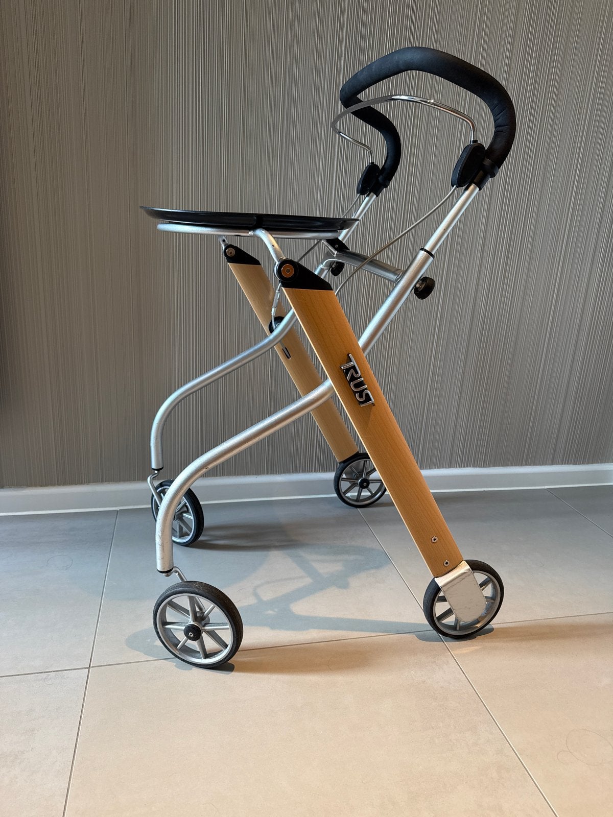 Lichtgewicht inklapbare rollator met afneembaar dienblad, Ophalen of Verzenden, Opvouwbaar, Gebruikt