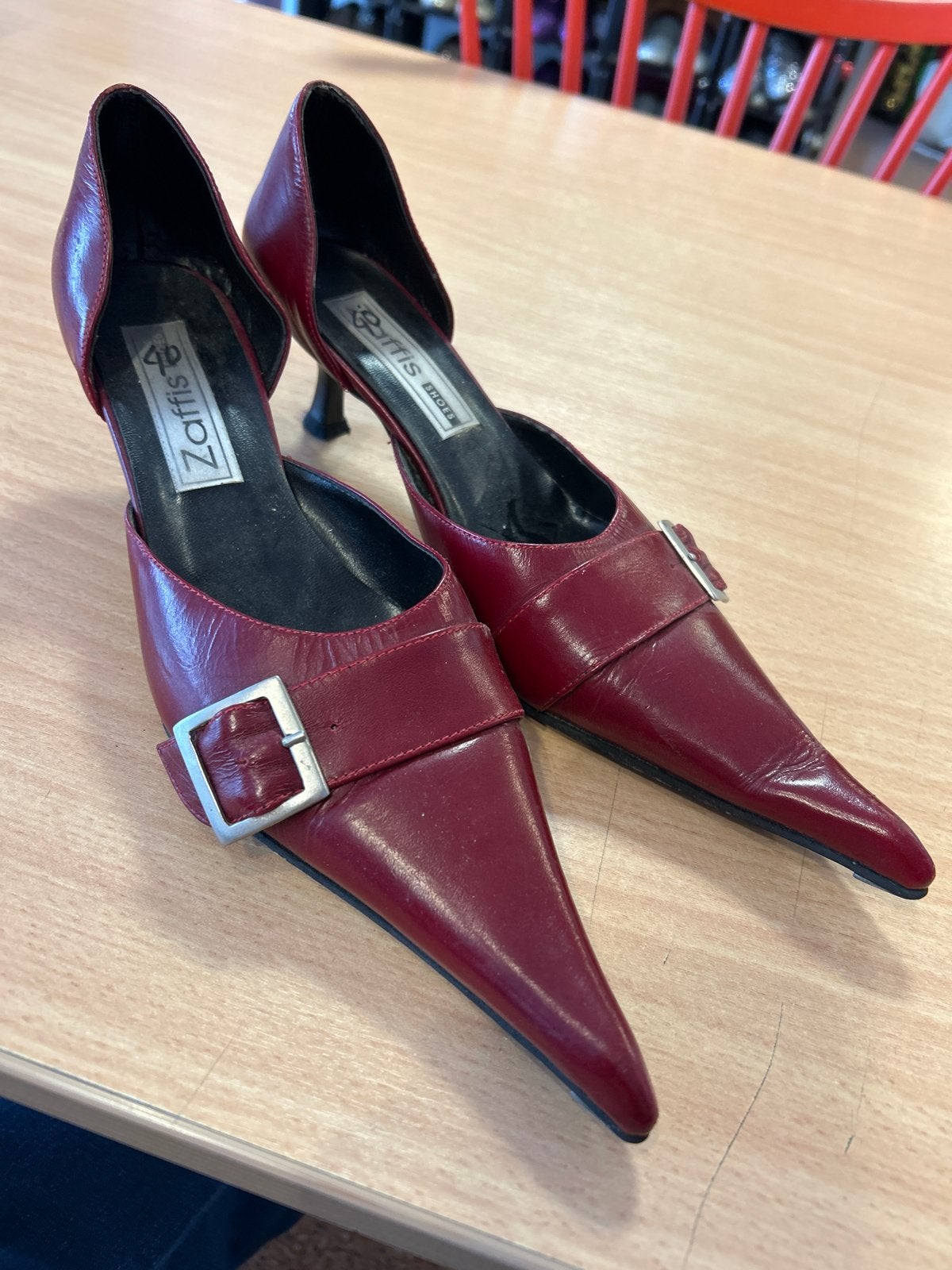 Zaffis Rode Pumps met Gesp - Maat 40, Schoenen met lage hakken, Ophalen of Verzenden, Gedragen, Rood