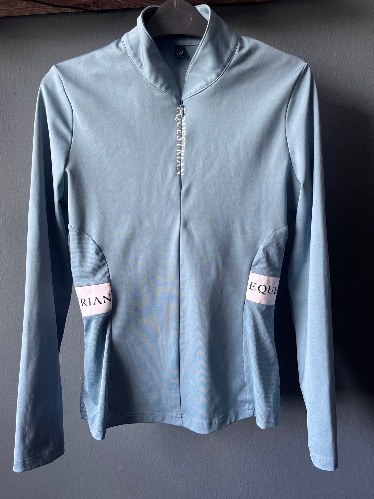 EQUESTRIAN STOCKHOLM SS'22 STONE BLUE IMPERIA TOP Maat S, Ophalen of Verzenden, Zo goed als nieuw, Dressuur, Bovenkleding