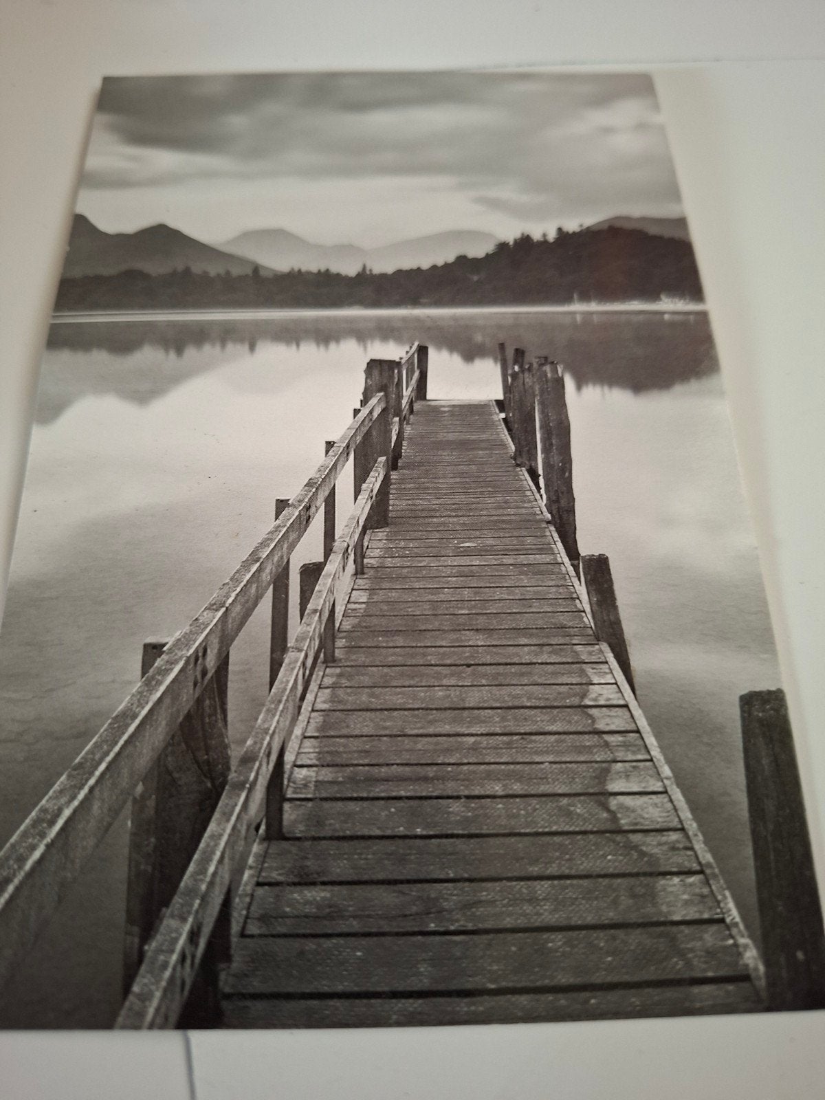 Zwart-wit foto van steiger aan meer met bergen, Ophalen, 50 – 75, Minder dan 50 cm, Gebruikt