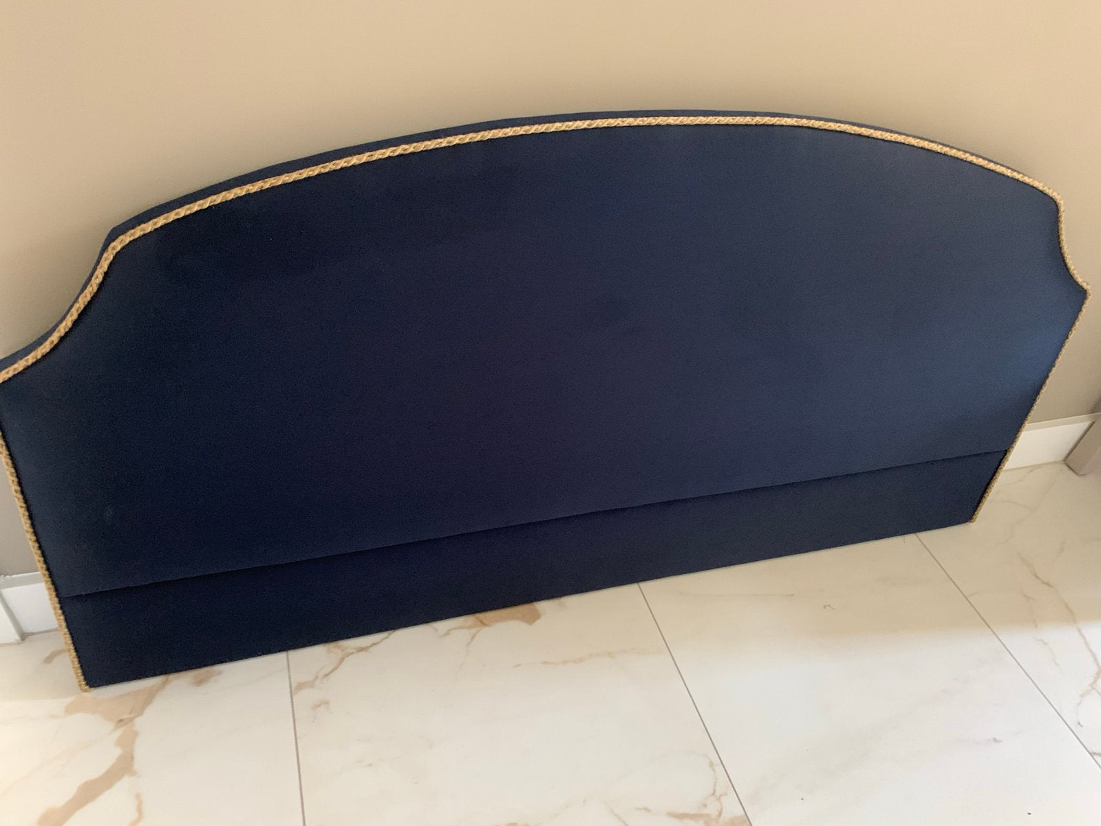 Luxe Hoofdbord Bed - en bijpassend vollant blauw en gpud, Blauw, Tweepersoons, Zo goed als nieuw, Stof
