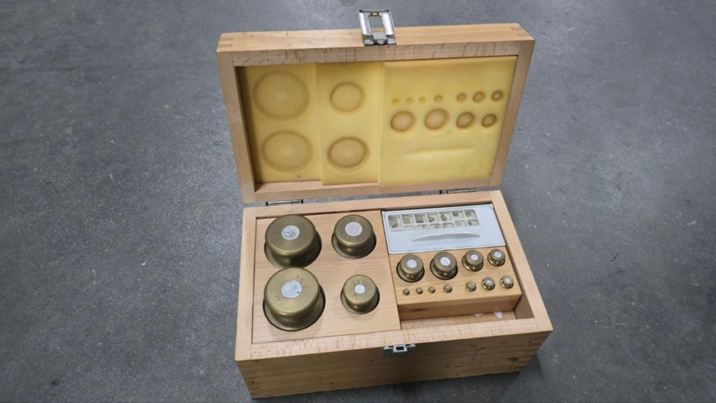 IJk gewichten set in kist, Antiek en Kunst, Antiek | Gereedschap en Instrumenten, Ophalen