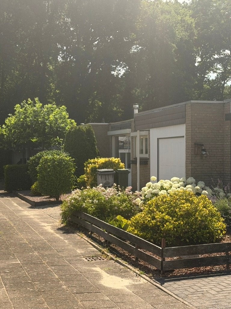 Charmante tussenbungalow met garage en tuin in Tegelen, Huizen en Kamers, 200 tot 500 m², Overige soorten, Limburg, 2 kamers