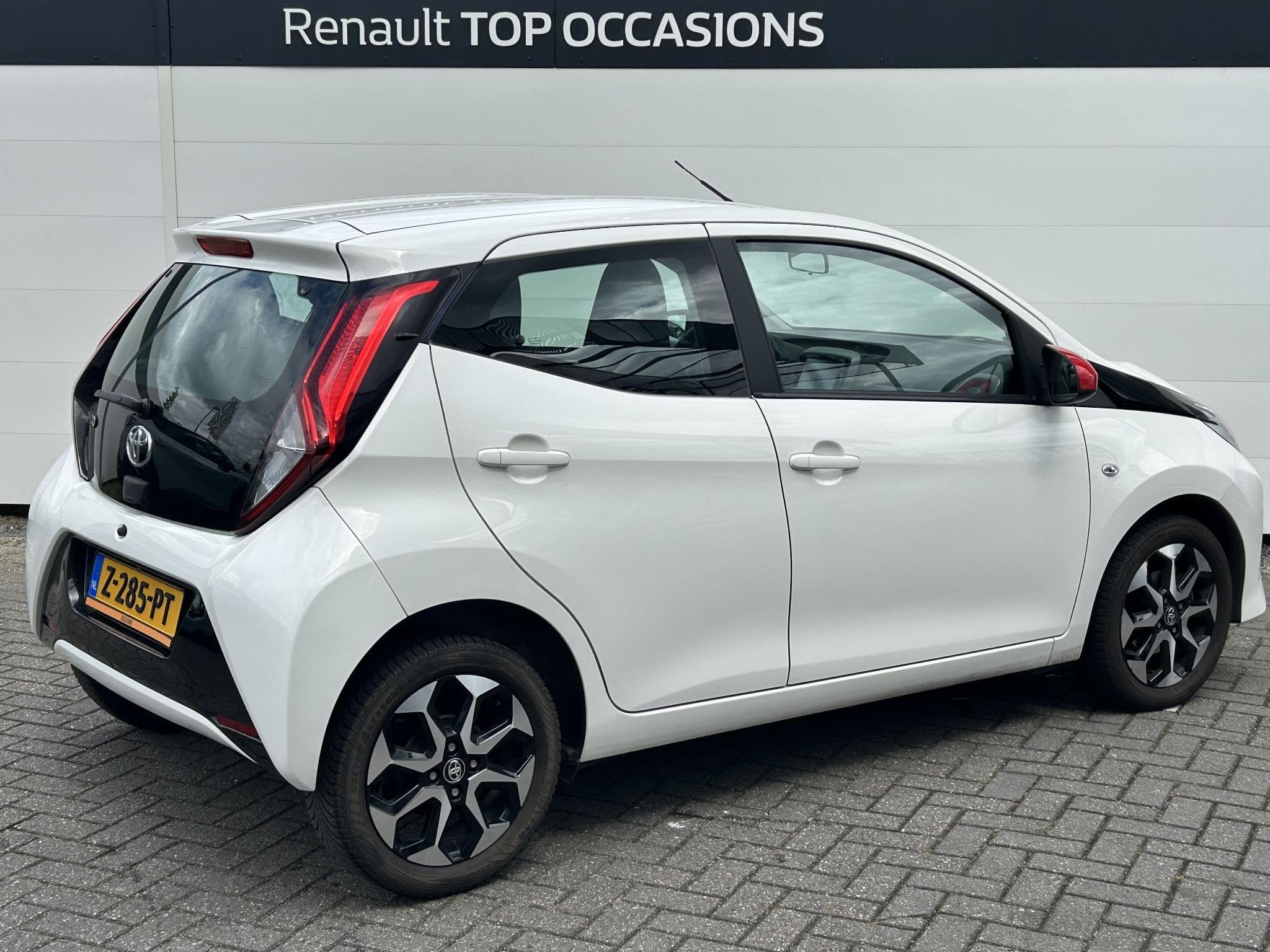 Toyota Aygo 1.0 VVT-i x-cite | Carplay | Camera | 15" Velgen, Stof, Gebruikt, Met garantie (alle), 4 stoelen