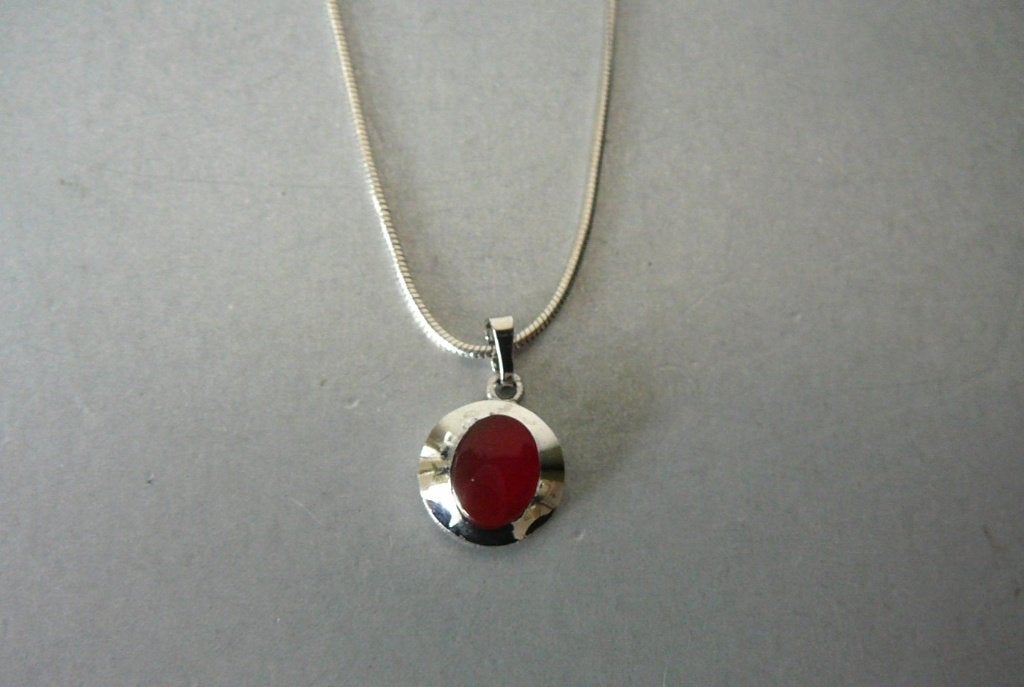 Zilveren ketting met rode edelsteen hanger, Sieraden, Tassen en Uiterlijk, Verzenden, Zilver, Ketting, Met edelsteen