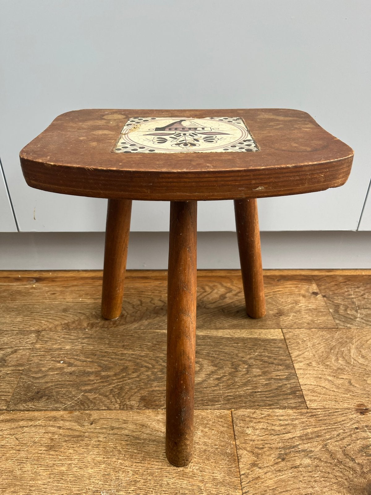 Vintage houten krukje met tegeltje, Ophalen