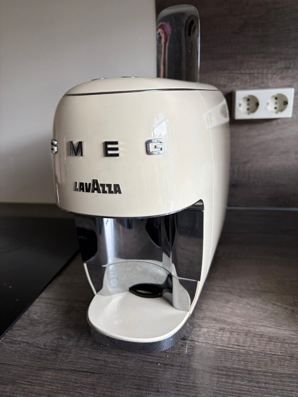 Smeg Lavazza A Modo Mio Koffiemachine - Crème, Ophalen, Koffiepads en cups, Koffiemachine, Zo goed als nieuw