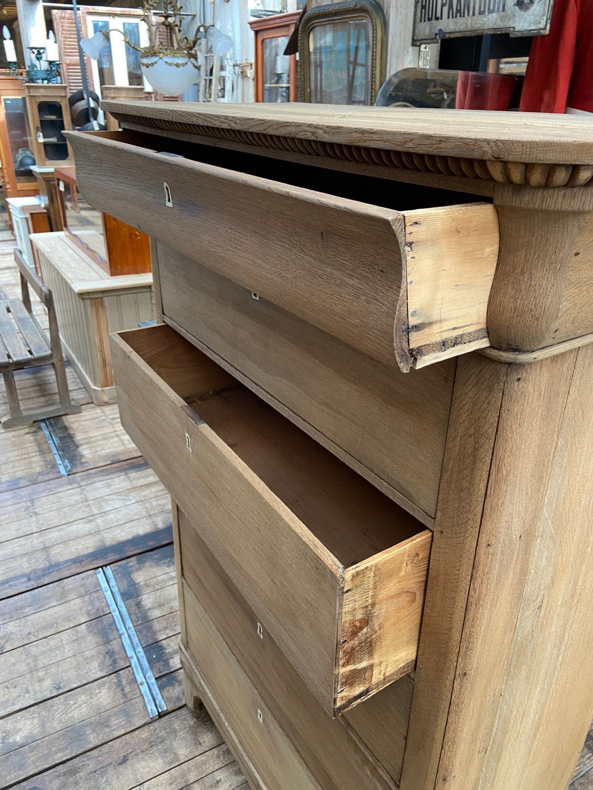 Een landelijke Frans eiken chiffoniere ladekast, Ophalen