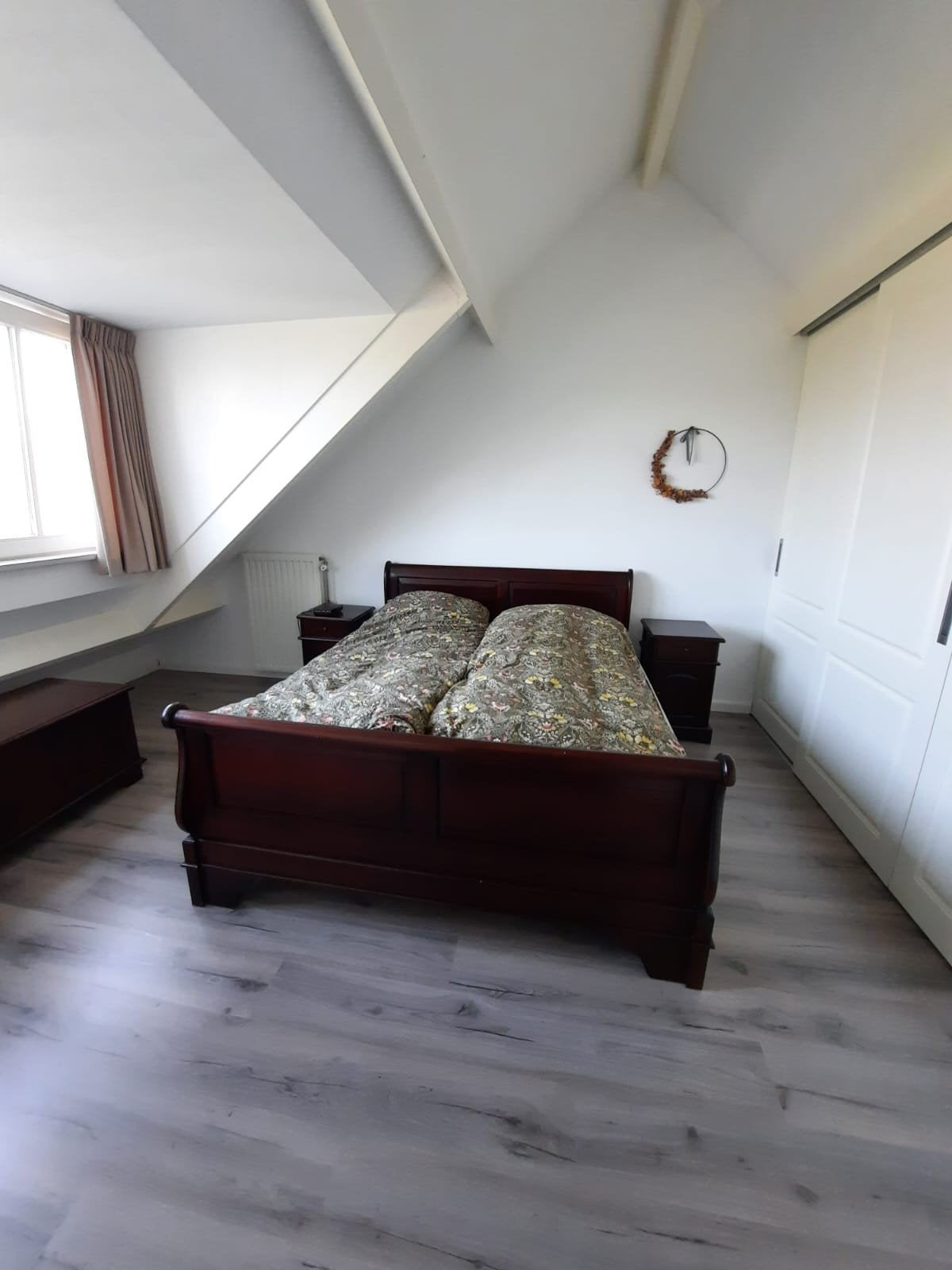 Koloniaal tweepersoonsbedombouw met nachtkastjes en kist, Ophalen, Gebruikt, Bruin, Klassiek