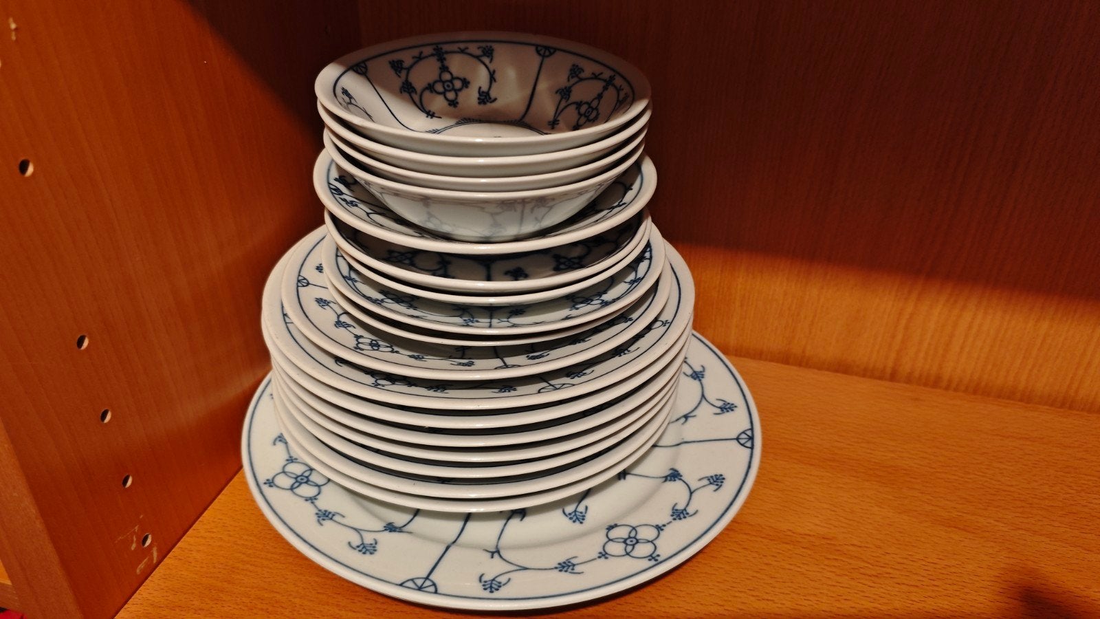 Servies set met blauw bloemmotief - Blau Saks, Ophalen of Verzenden, Gebruikt, Overige stijlen, Bord(en)
