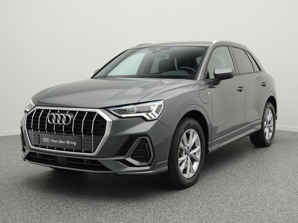 Audi Q3 S-Line 45 TFSI e 245 PK | LED | 360 Camera | Stoelve, Gebruikt, Leder en Stof, Hybride Elektrisch/Benzine, 13 kWh