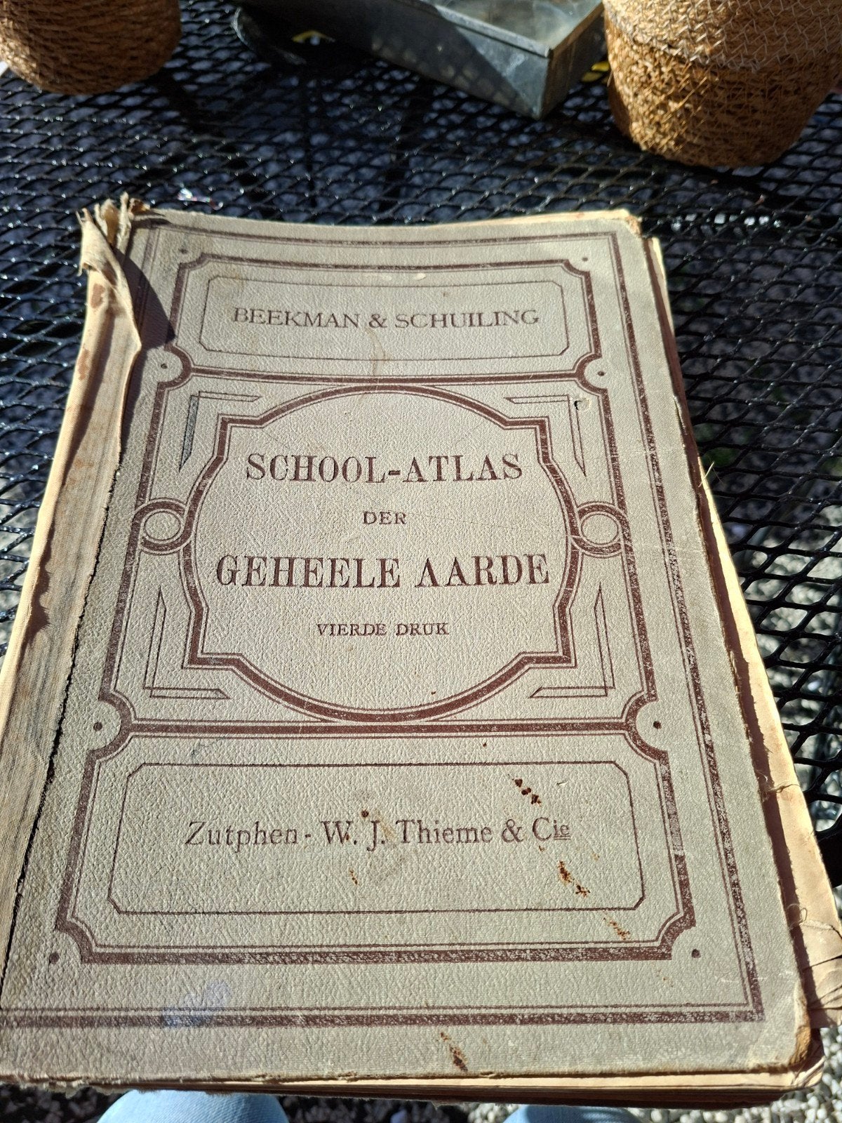 Oude Schoolatlas der Geheele Aarde - Vierde Druk, Boeken, Atlassen en Landkaarten, Gelezen, Overige atlassen, Ophalen of Verzenden