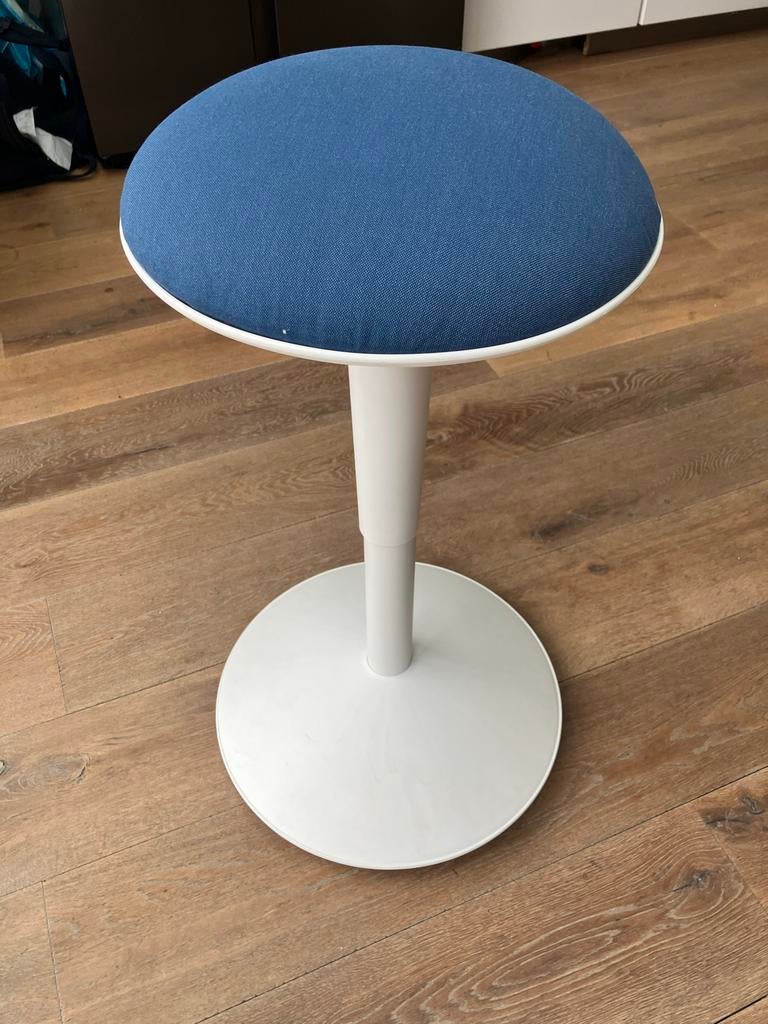 IKEA kruk in hoogte verstelbaar - blauw/wit, Ophalen of Verzenden, In hoogte verstelbaar, Zo goed als nieuw, Kunststof