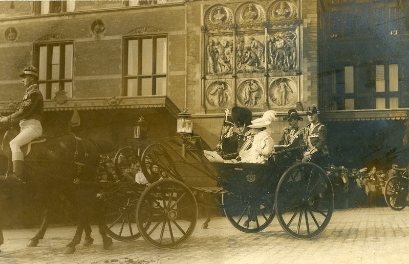 WILHELMINA bij het CENTRAAL STATION ca. 1900 (DR199), Verzamelen, Koninklijk Huis en Royalty, Verzenden, Gebruikt, Nederland, Kaart, Foto of Prent