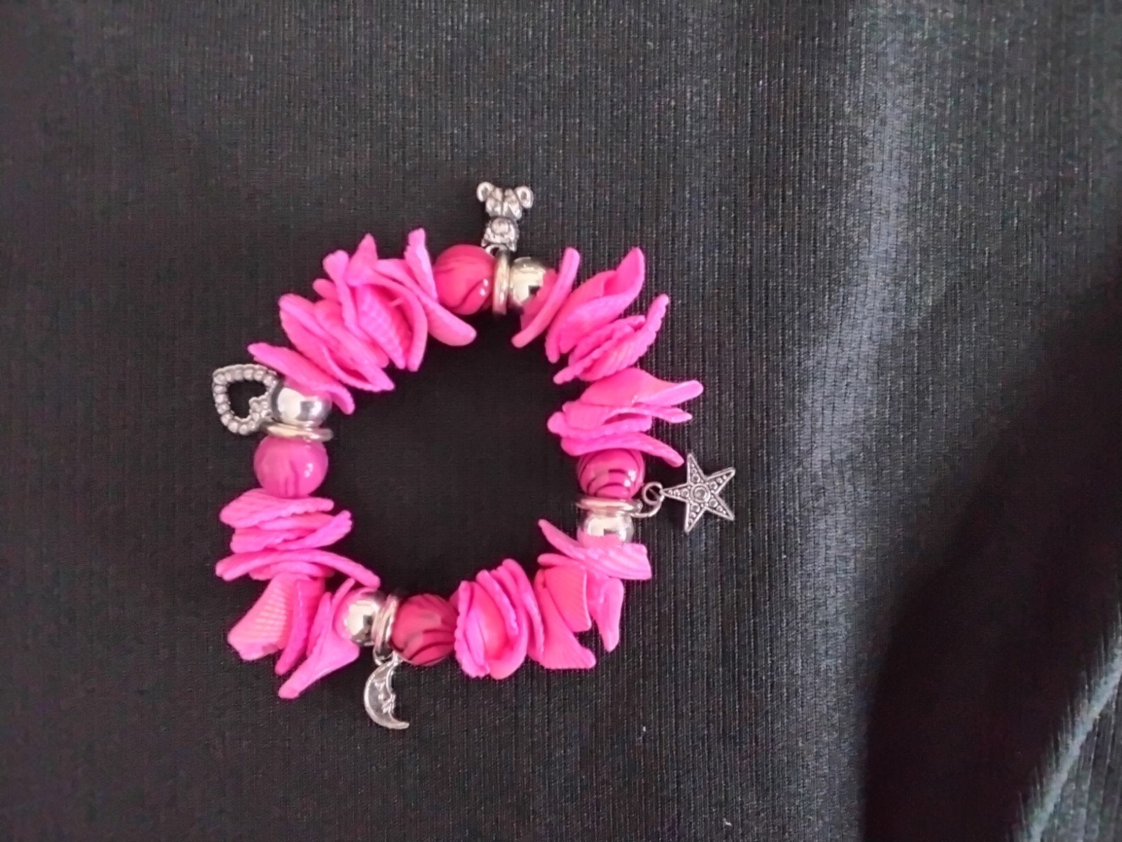 Armband met bedels, kralen en schelpen - elastisch, Sieraden, Tassen en Uiterlijk, Armbanden, Ophalen of Verzenden