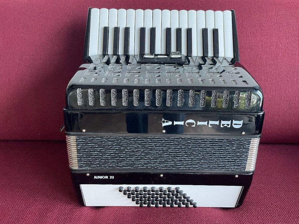 Mooie kleine  Delicia Junior 22 accordeon . 48 bas ., Muziek en Instrumenten, Accordeons, 48-bas, Met koffer, Zo goed als nieuw