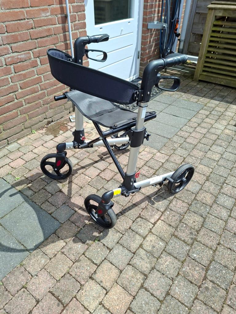 Nette opvouwbare rollator, Ophalen, Opvouwbaar, Zo goed als nieuw