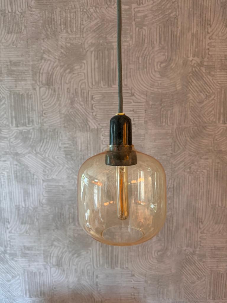 2x Normann Copenhagen Amp klein goud/groen, Huis en Inrichting, Lampen | Hanglampen, Ophalen of Verzenden, Zo goed als nieuw, Glas