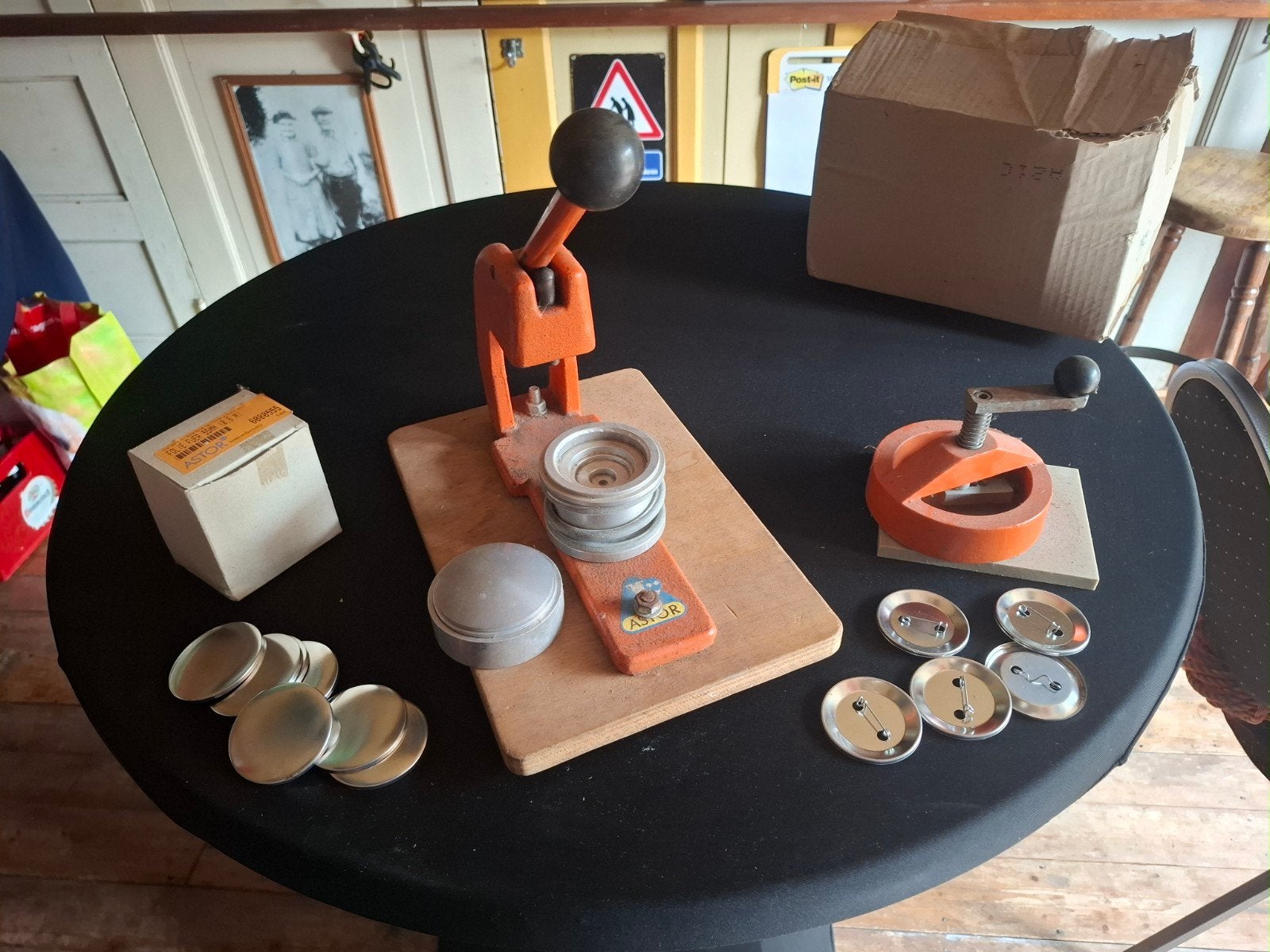 Button pers met ruim 100 metalen buttons, Ophalen, Gebruikt, Metaal, Gereedschap of Toebehoren