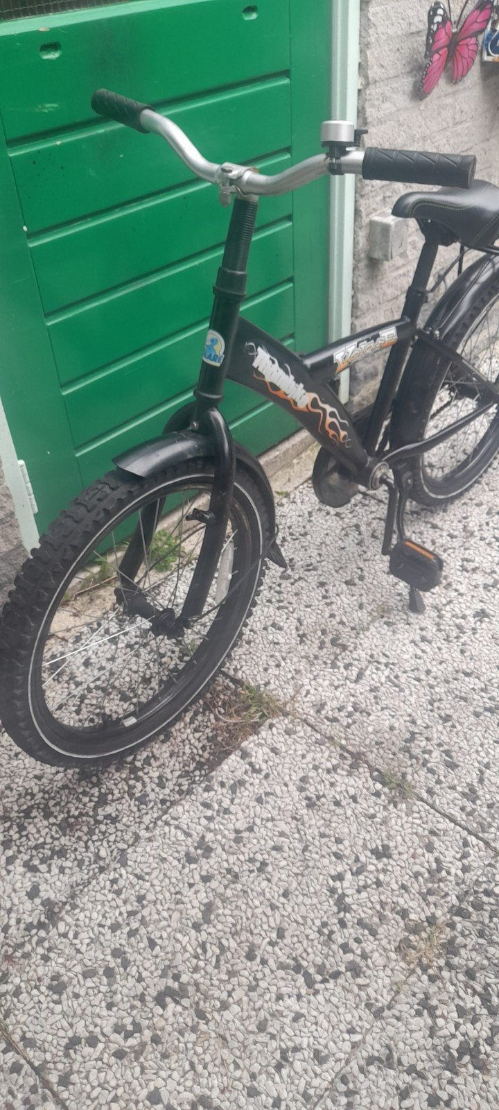 Zwarte kinderfiets met vlammen en bagagedrager, Gebruikt, Ophalen of Verzenden, Handrem, 20 inch