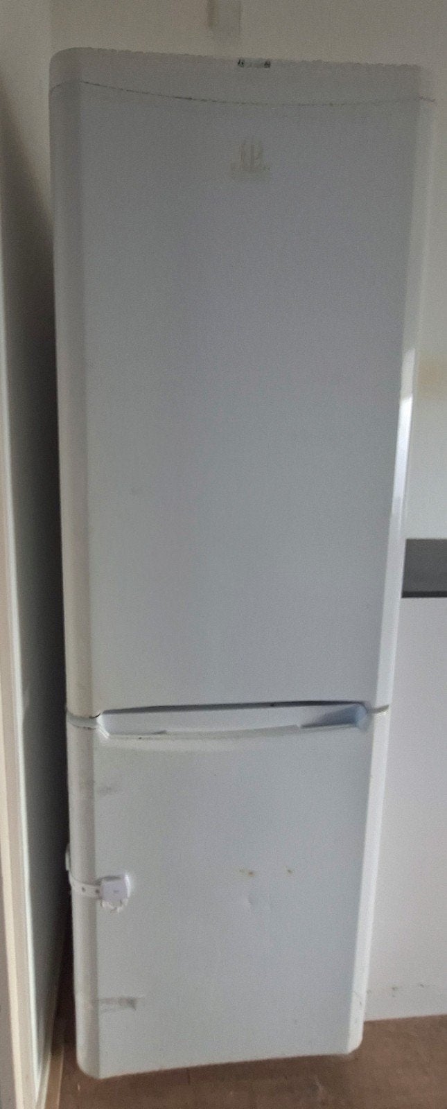 Indesit koelvries combinatie - OUD IJZER/KAPOT, Witgoed en Apparatuur, Koelkasten en IJskasten, 200 liter of meer, Ophalen, 160 cm of meer