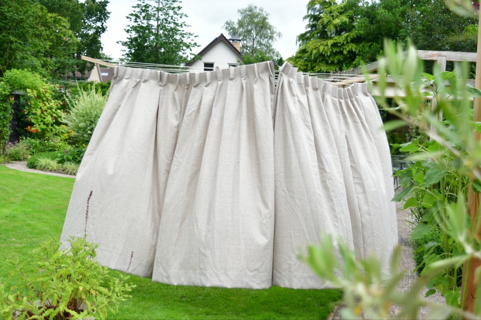 Beige overgordijn, 3.20m breed, 142cm hoog, 2 stroken, Huis en Inrichting, Ophalen of Verzenden, Zo goed als nieuw, Beige, Overgordijn