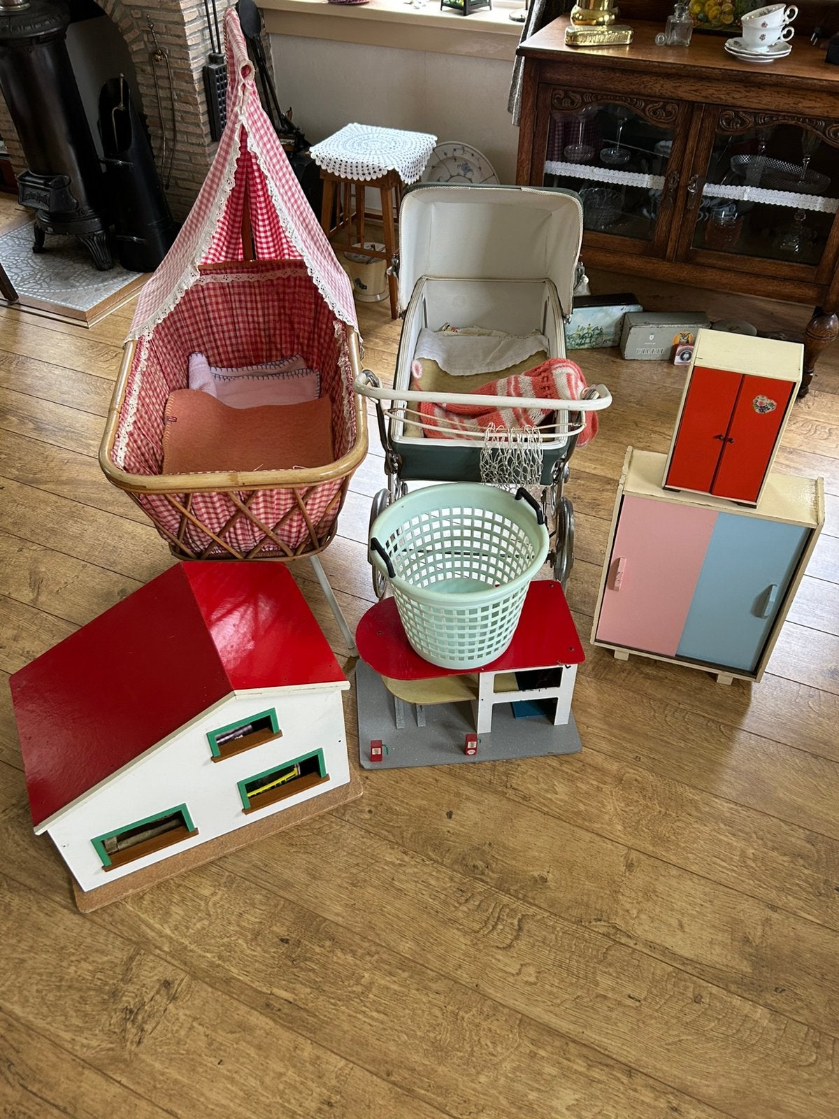 Vintage poppenhuis, wandelwagen, wieg en toebehoren, Ophalen, Gebruikt, Poppenhuis